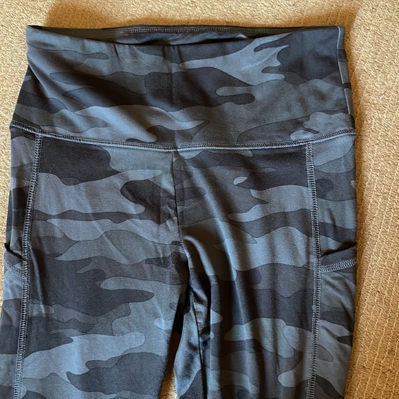Wild Fable camo leggings - Picture 3 of 5